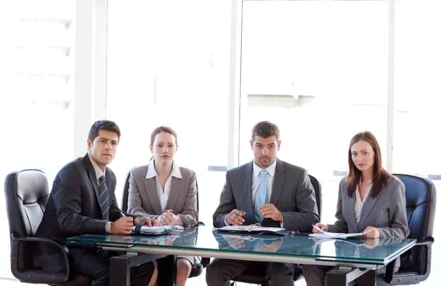 Detektei-Team bei Besprechung zur Observation und Ermittlungen. Professionelle Zusammenarbeit für diskrete Detektivarbeit. Detektei, Ermittlung, Observation, Teamarbeit, Diskrete Ermittlungen, Professionelles Detektivteam.