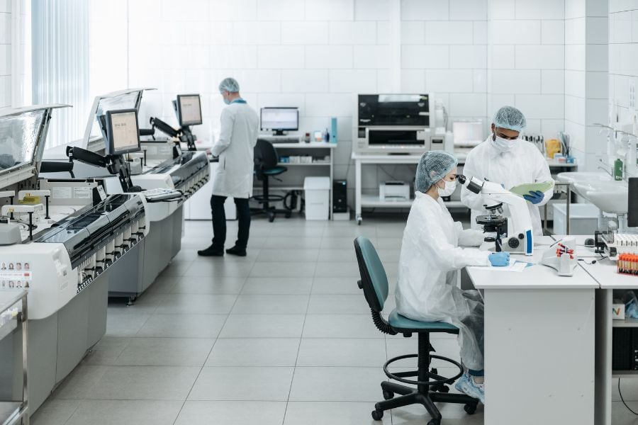 Arbeit in einem Labor mit Detektiven. Präzise Observation für Ermittlungen gegen Mobbing in Institutionen.